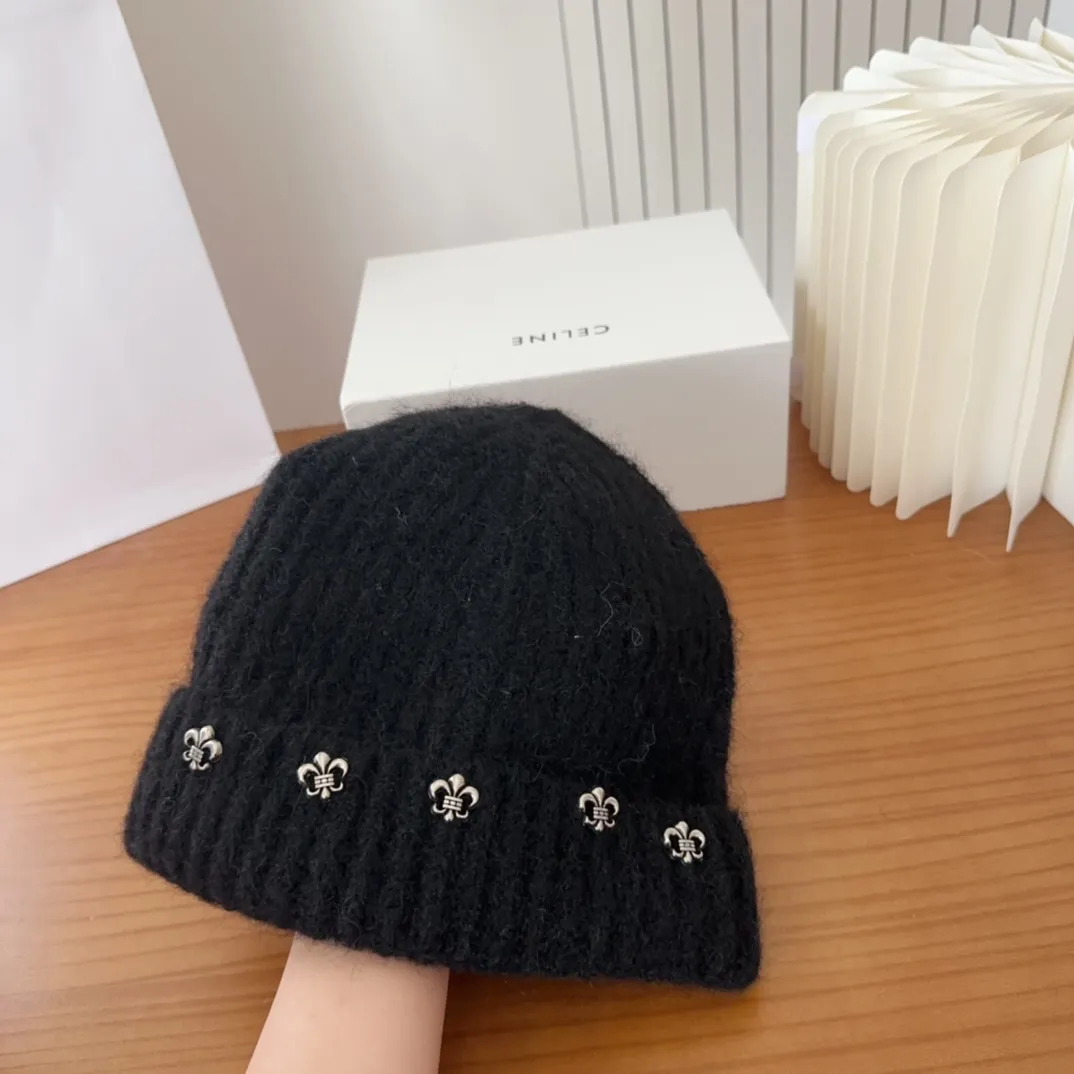 💰70 Crow Heart Autumn and Winter Wool Knitted Beanie This must be a favorite of minimalism. It is clean, neat, fashionable and versatile, and will definitely not be picky about your face shape! A fashionable classic that lasts forever! Fashionable black and white can be purchased together!